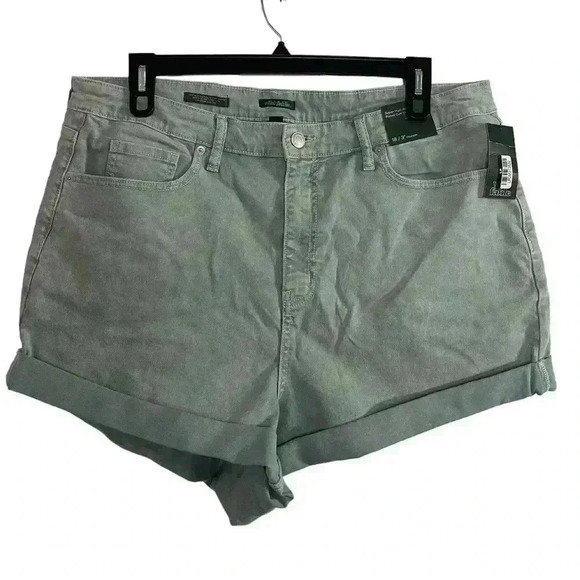 Wild Fable NWT Super High-Rise Rolled Cuff Shorts Size 18 R - Picture 1 of 7